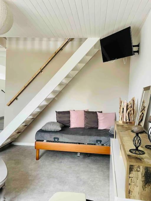 Agreable Maison De Village Avec Balcon Roiffieux Экстерьер фото