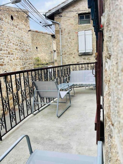 Agreable Maison De Village Avec Balcon Roiffieux Экстерьер фото