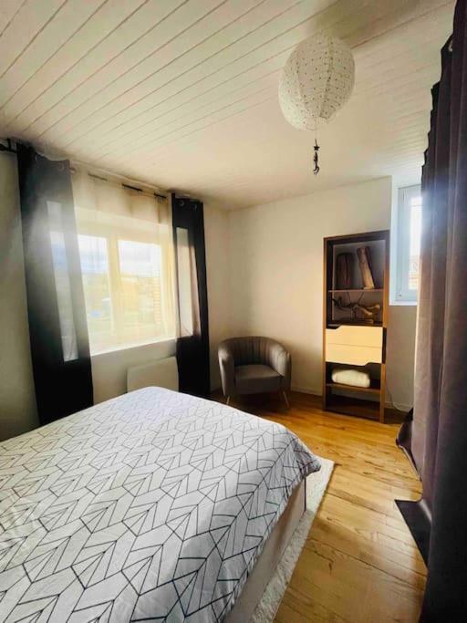 Agreable Maison De Village Avec Balcon Roiffieux Экстерьер фото