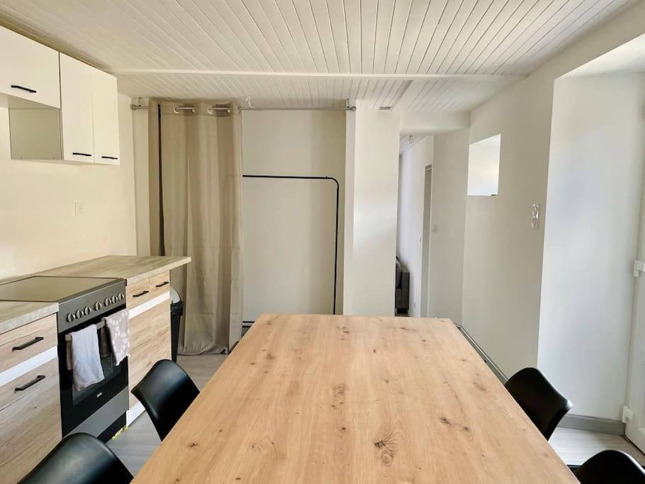 Agreable Maison De Village Avec Balcon Roiffieux Экстерьер фото